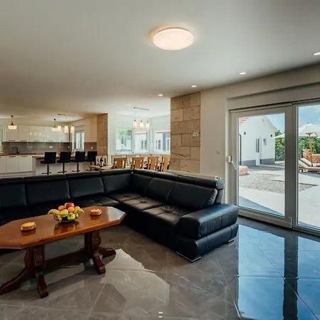 Villa Agape With A Pool, Football And Tennis Court Lovreć