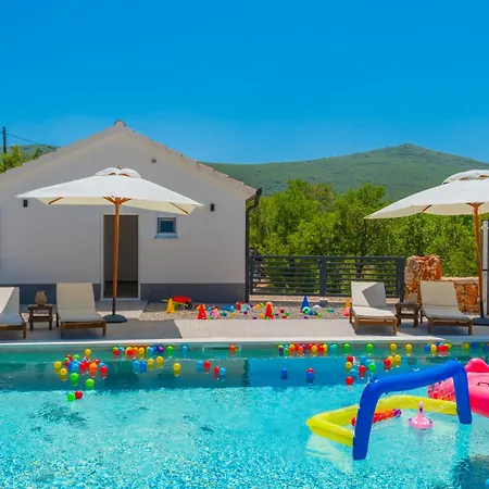 Villa Agape With A Pool, Football And Tennis Court Lovreć