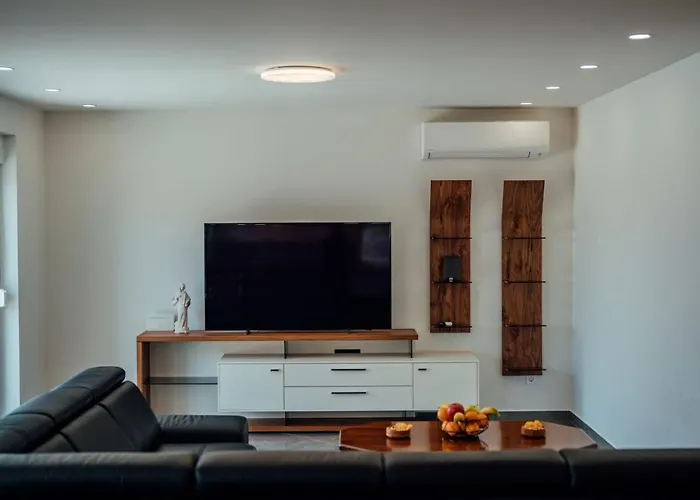 Agape With A Pool, Football And Tennis Court וילה