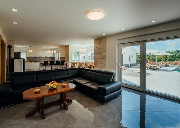 וילה Agape With A Pool, Football And Tennis Court Lovreć