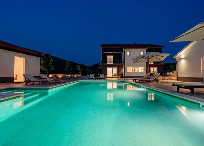 וילה Agape With A Pool, Football And Tennis Court *