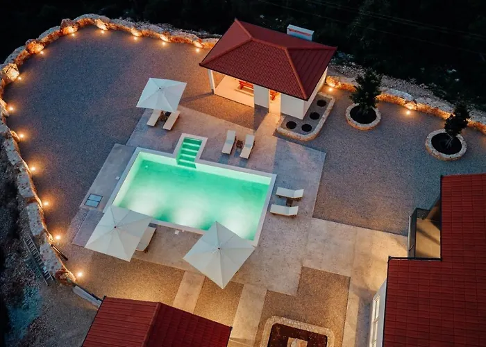 Agape With A Pool, Football And Tennis Court וילה