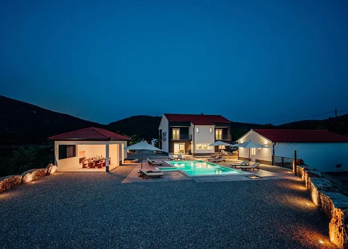 Agape With A Pool, Football And Tennis Court וילה Lovreć