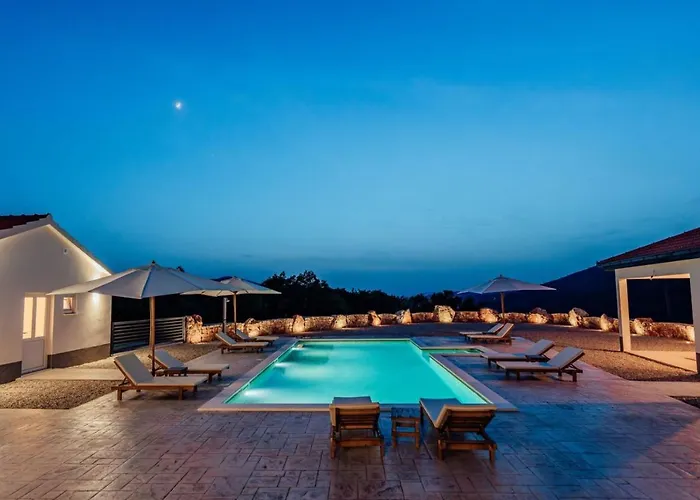 וילה Agape With A Pool, Football And Tennis Court *