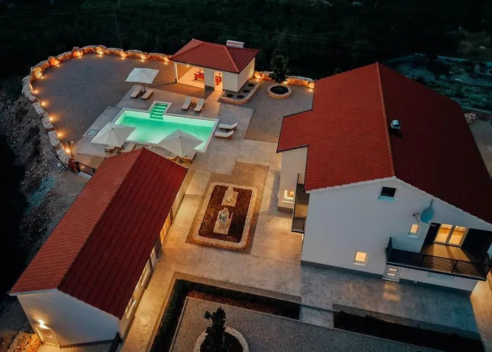 Agape With A Pool, Football And Tennis Court וילה