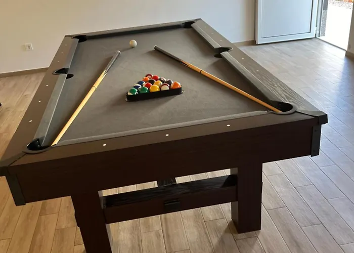 וילה Agape With A Pool, Football And Tennis Court Lovreć